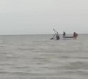 Прибрежный лов ракушек сетями сняли на видео жители Анивы