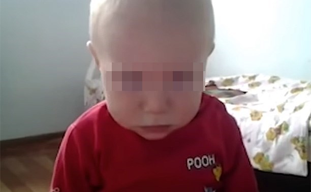 Медсестру из Макарова, снявшую на видео оскорбления ребенка, ищет следком