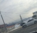Легковушка и грузовик столкнулись на Холмском шоссе в Южно-Сахалинске