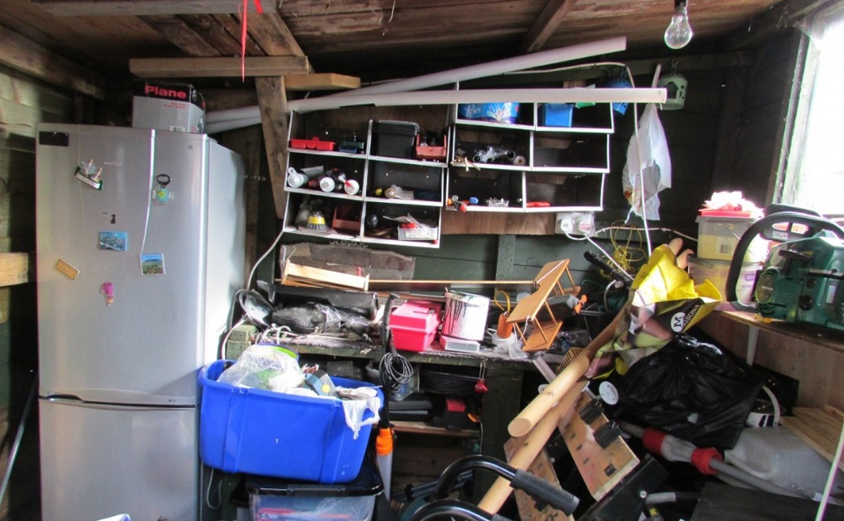 Сахалинец выделил специальную комнату для украденных из гаражей вещей