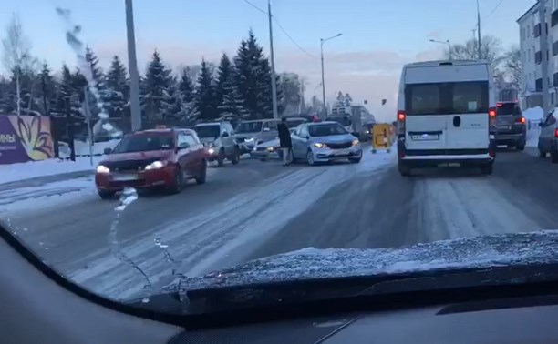 Такси и легковушка столкнулись на улице Комсомольской в Южно-Сахалинске