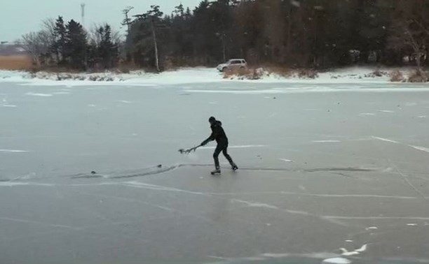Сахалинцы открыли сезон катания на коньках по льду озера Малого Чибисанского