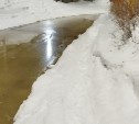 Канализационные стоки затопили часть дворов и дорогу в Троицком 