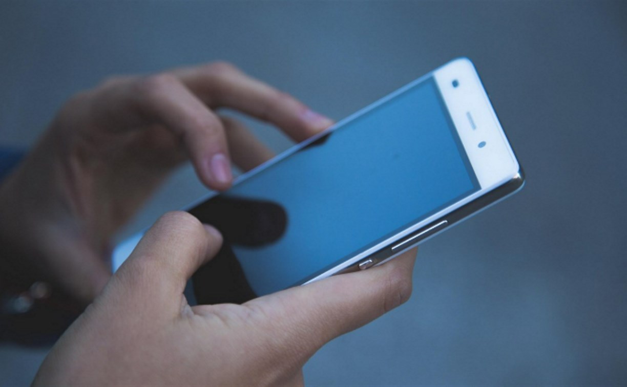 Житель Охи не установил пароль на смартфон и лишился сбережений