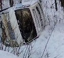 Микроавтобус улетел с трассы в Поронайском районе