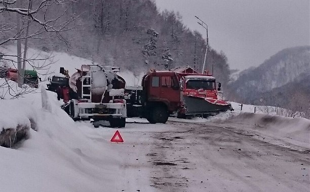 Серьезная авария заблокировала движение на Холмском перевале