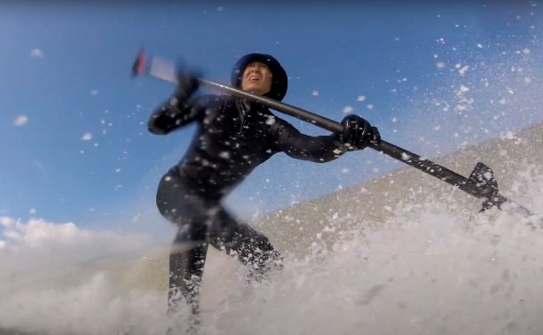 "Настало лучшее время для сёрфинга": брутальный сахалинец покоряет волны в Охотском море