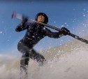 "Настало лучшее время для сёрфинга": брутальный сахалинец покоряет волны в Охотском море