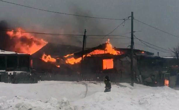 Частный дом горит в Холмске
