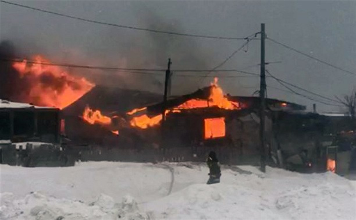 Частный дом горит в Холмске