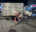 В Южно-Сахалинске мотоцикл столкнулся с грузовиком