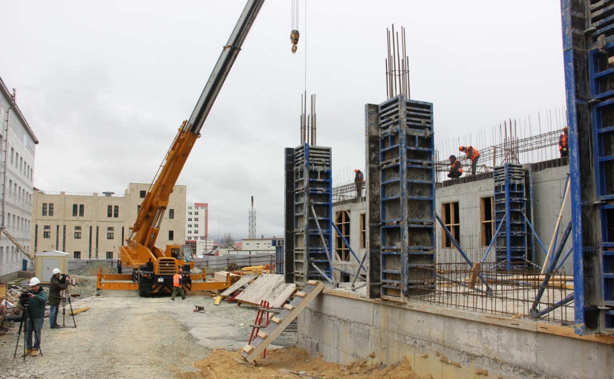 Строящийся корпус поликлиники №4 Южно-Сахалинска планируют сдать осенью 2021 года 