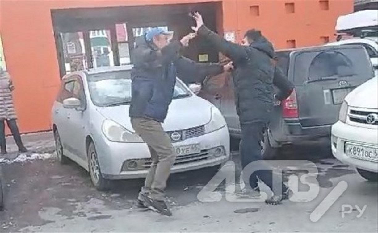 Потасовка между автомобилистами произошла у торгового центра в Южно-Сахалинске