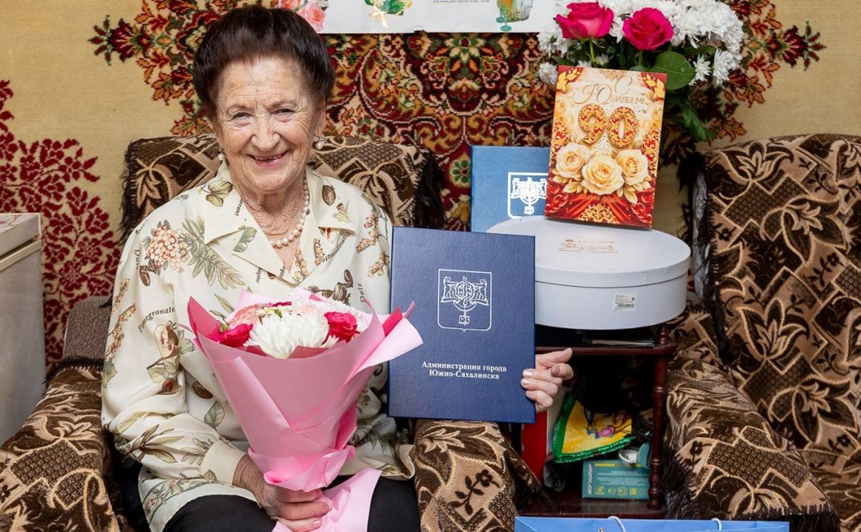 В Южно-Сахалинске празднует 90-летие "Отличник просвещения" Валентина Лызак 