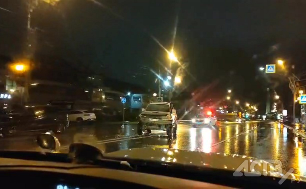 Последствия вечернего ДТП попали на видео в Южно-Сахалинске
