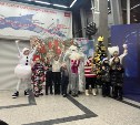 Сказочные герои поздравили пассажиров южно-сахалинского вокзала