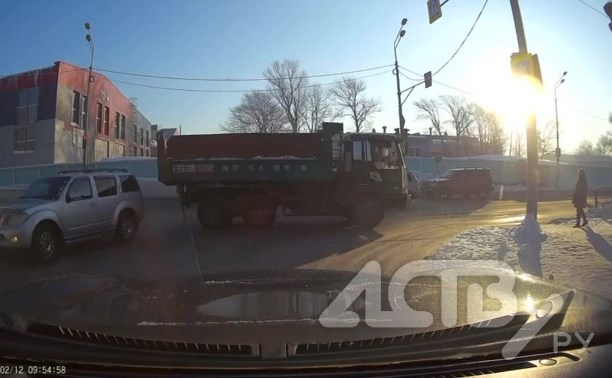 Опубликован момент жёсткого столкновения трёх авто в Южно-Сахалинске с другого ракурса