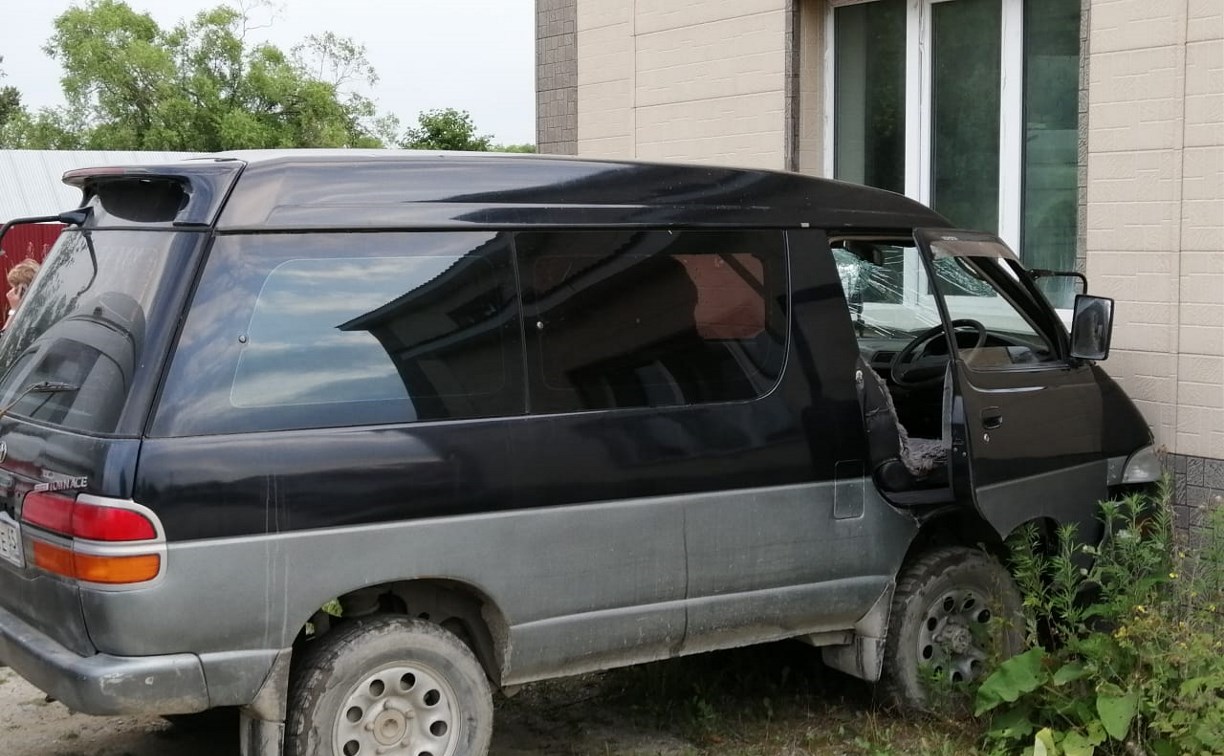 Микроавтобус врезался в дом на окраине Южно-Сахалинска