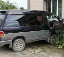 Микроавтобус врезался в дом на окраине Южно-Сахалинска