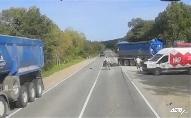 Мотоциклист пострадал при столкновении с тягачом на Охотской трассе