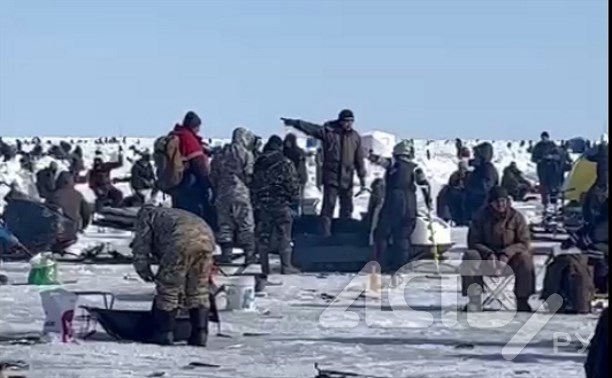 Женщина-рыбачка на Сахалине кинулась с буром на водителя снегохода, который влетел на поляну