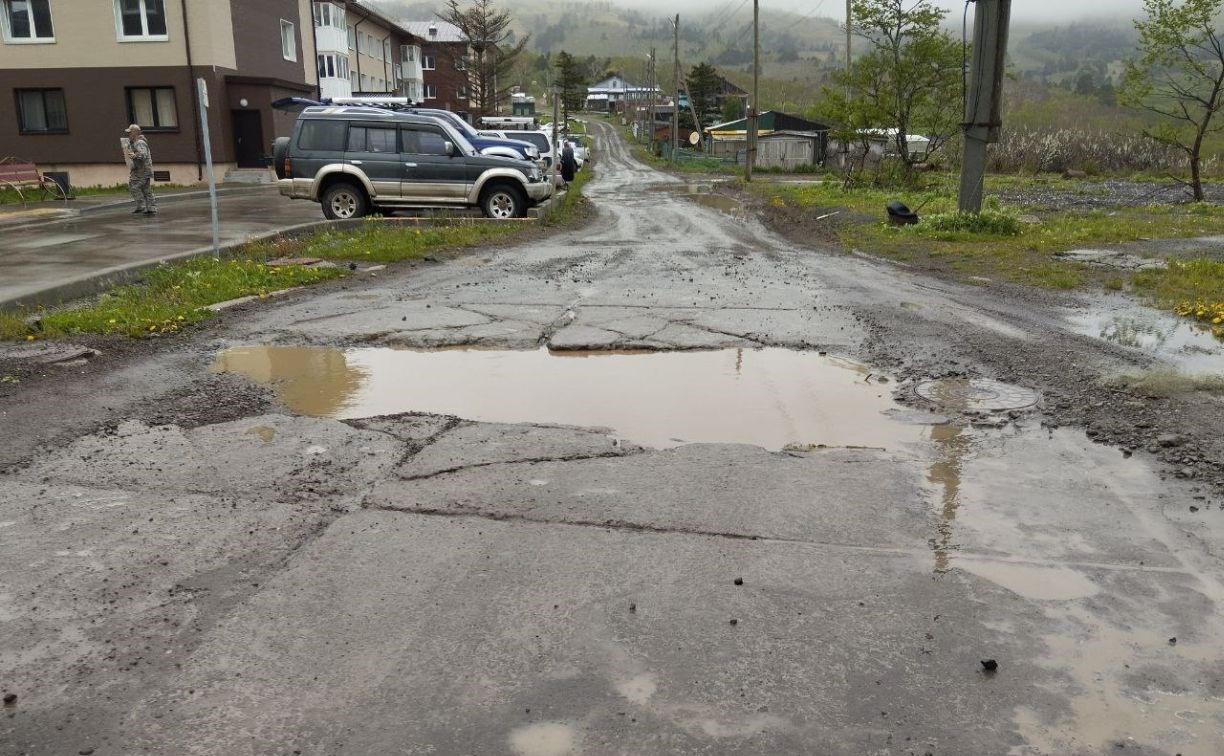 Подрядчикам на Шикотане дали неделю, чтобы устранить дорожные дефекты