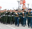 Военный парад на Сахалине собрал несколько тысяч зрителей