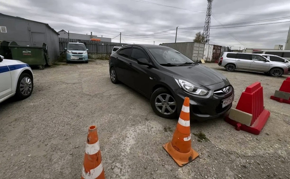В Южно-Сахалинске ищут очевидцев ДТП с припаркованным у ТЦ Hyundai Solaris