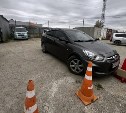 В Южно-Сахалинске ищут очевидцев ДТП с припаркованным у ТЦ Hyundai Solaris