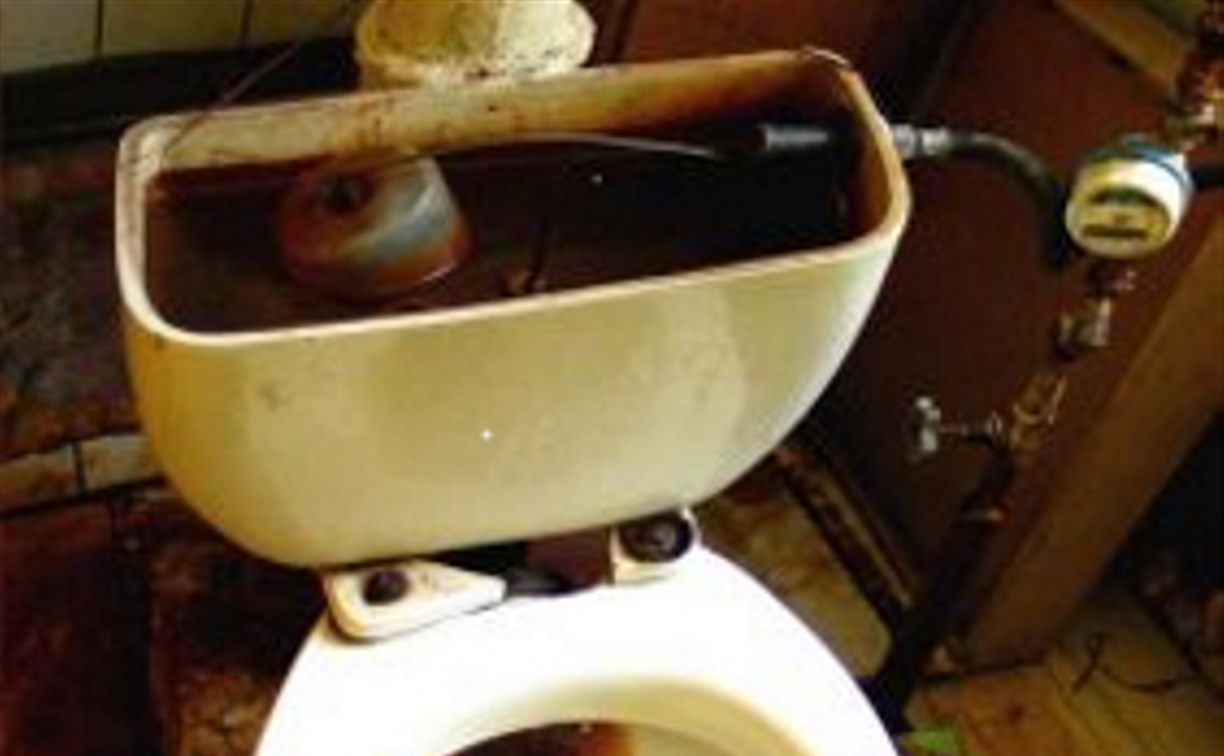 Поломанная сантехника пьющего сахалинца лишила воды жильцов многоквартирного дома