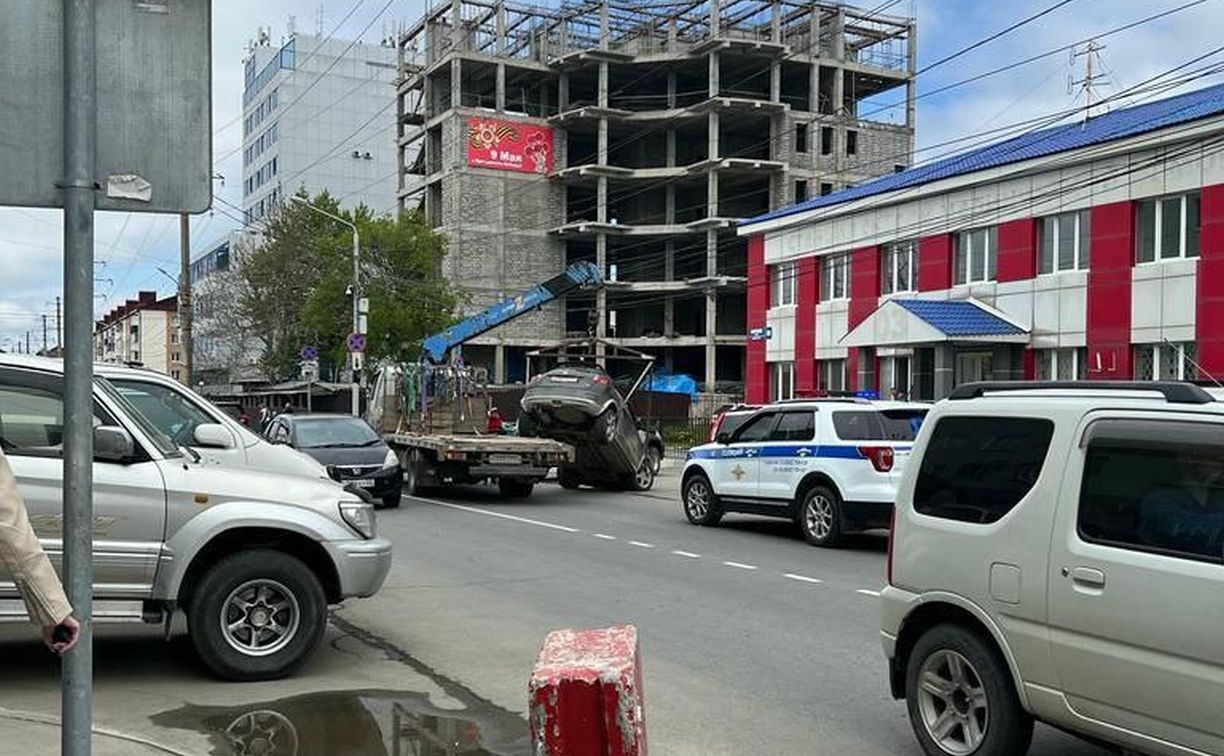 Очевидцы: в Южно-Сахалинске во время эвакуации автомобиль рухнул на землю 