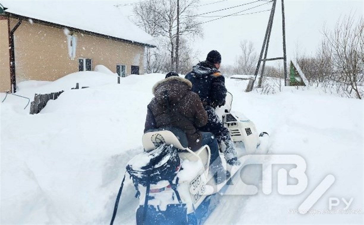 Спасатели Южно-Сахалинска на снегоходе прорвались к горожанину, нуждающемуся в гемодиализе