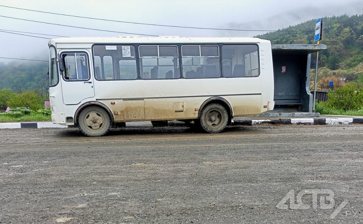 Пассажирский автобус на Сахалине прорезал колесо арматурой, торчащей из бордюра
