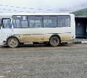 Пассажирский автобус на Сахалине прорезал колесо арматурой, торчащей из бордюра