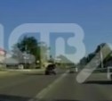"Через 4 полосы решил развернуться": черный седан едва не спровоцировал ДТП в Южно-Сахалинске