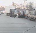 "Думал проскочить": на пр. Мира в Южно-Сахалинске седан устроил ДТП с двумя грузовиками 