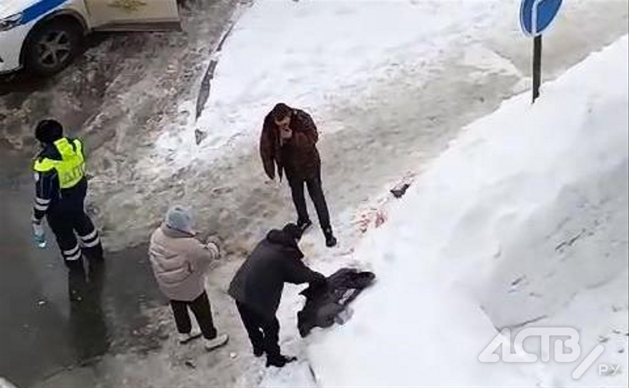 Кровь на снегу: на Сахалине пьяный водитель попался сотрудникам ДПС и получил по лицу от владельца авто