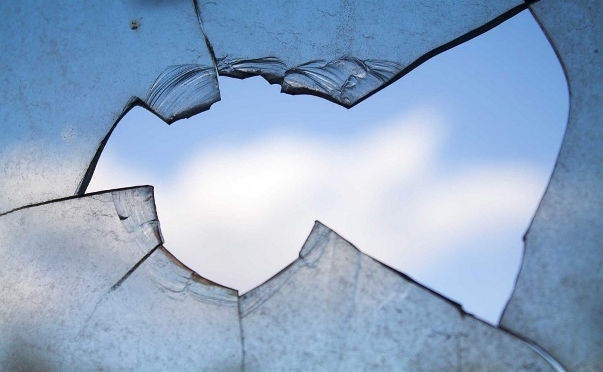 Сахалинец проведёт 10 суток в изоляции за разбитое стекло и приставания