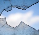 Сахалинец проведёт 10 суток в изоляции за разбитое стекло и приставания