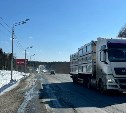Движение большегрузов временно ограничат на ряде дорог Сахалинской области