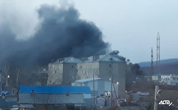 Пожар на Украинской в Южно-Сахалинске засняли очевидцы