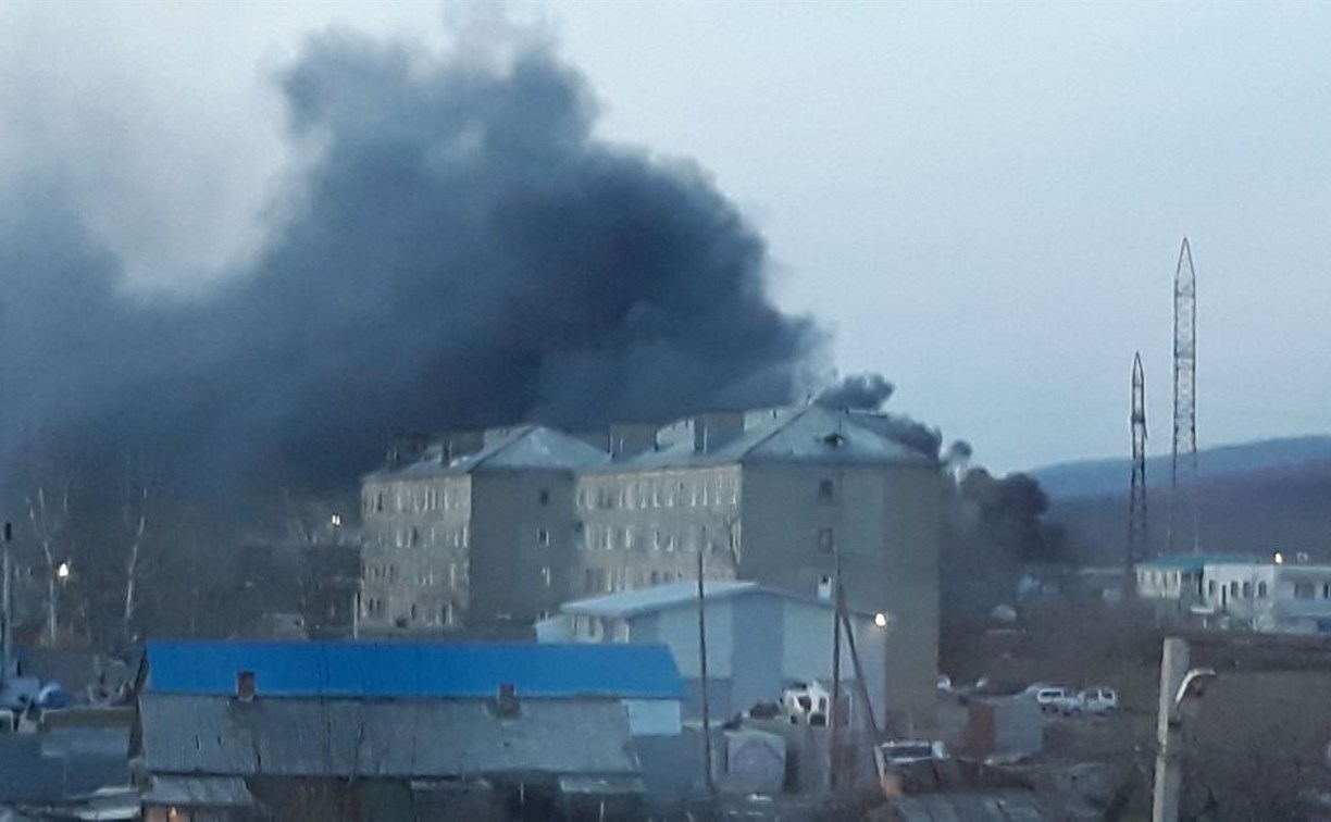 Пожар на Украинской в Южно-Сахалинске засняли очевидцы 