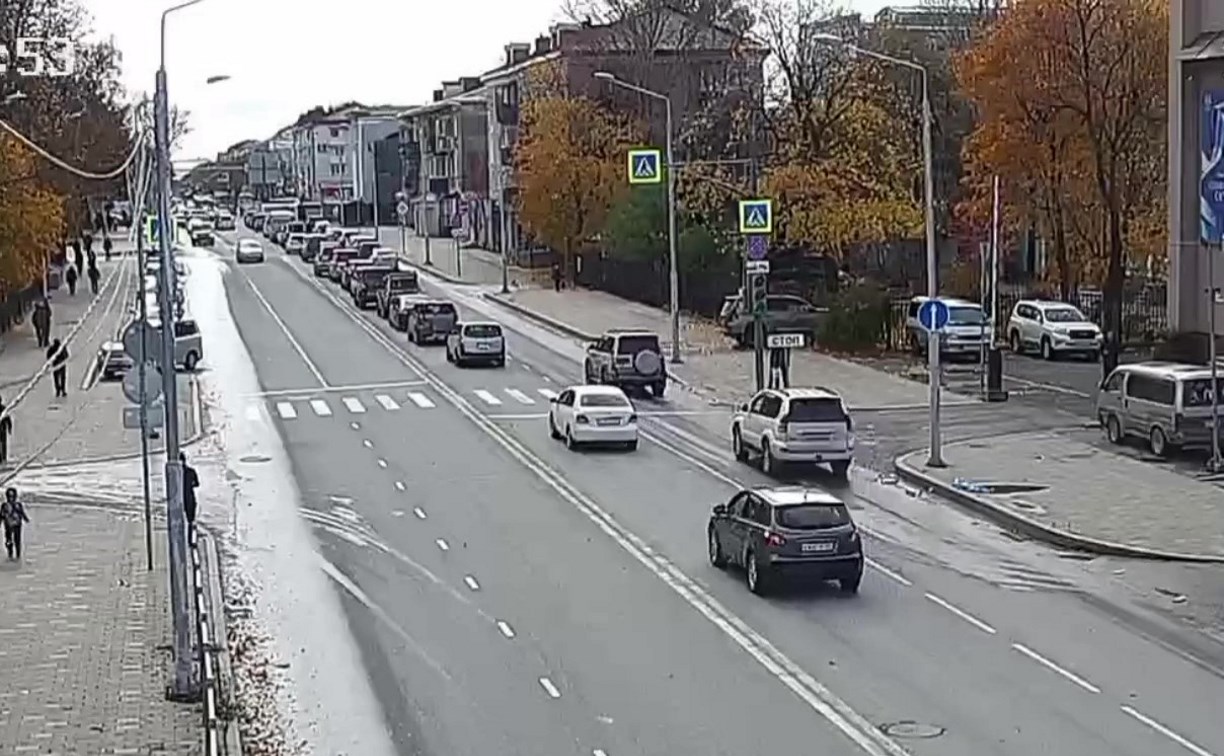 Момент массового ДТП в Южно-Сахалинске попал на видео