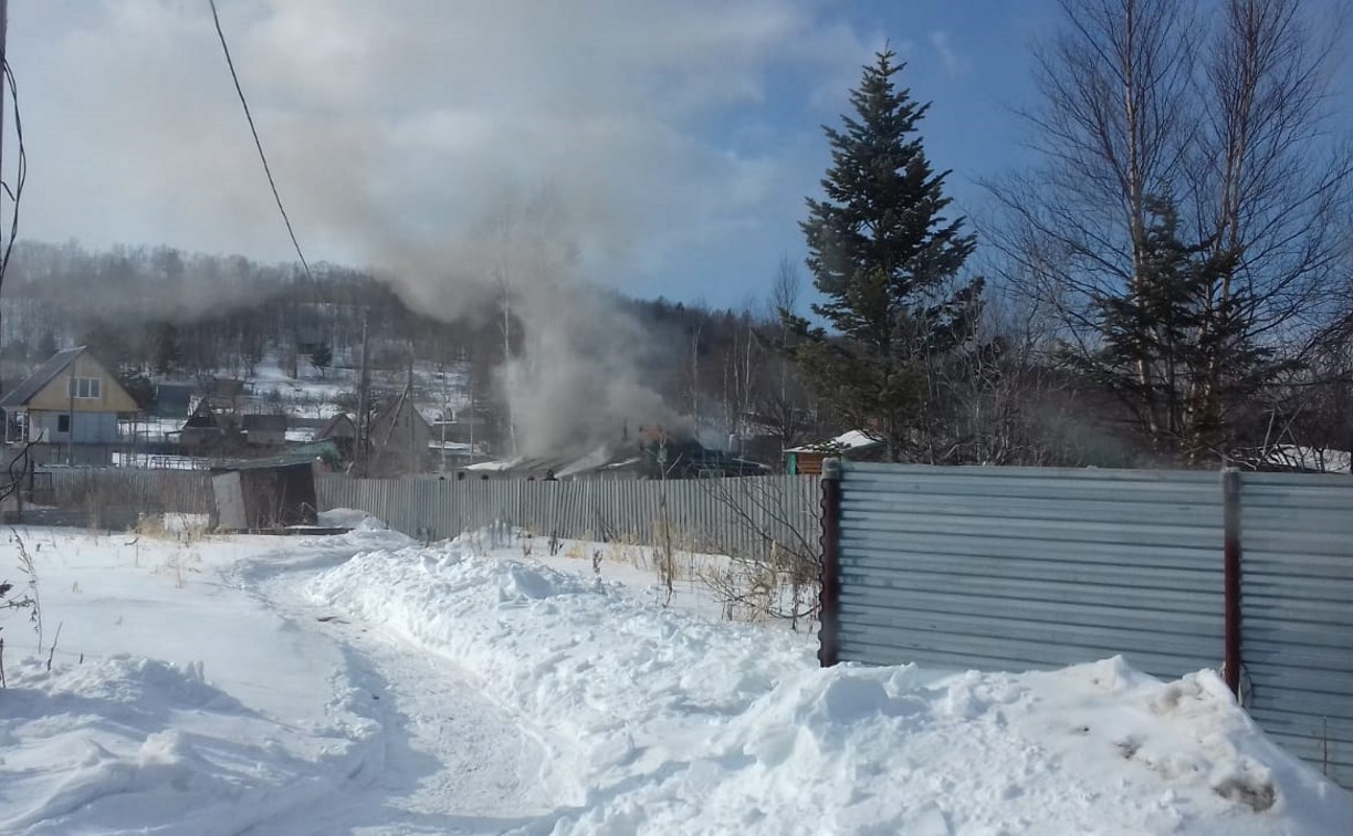 Дачный дом горит в районе Ласточки