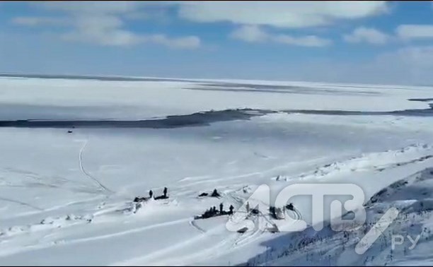 Несовершеннолетнюю девочку вместе с рыбаками спасли с оторвавшейся льдины у берегов Сахалина