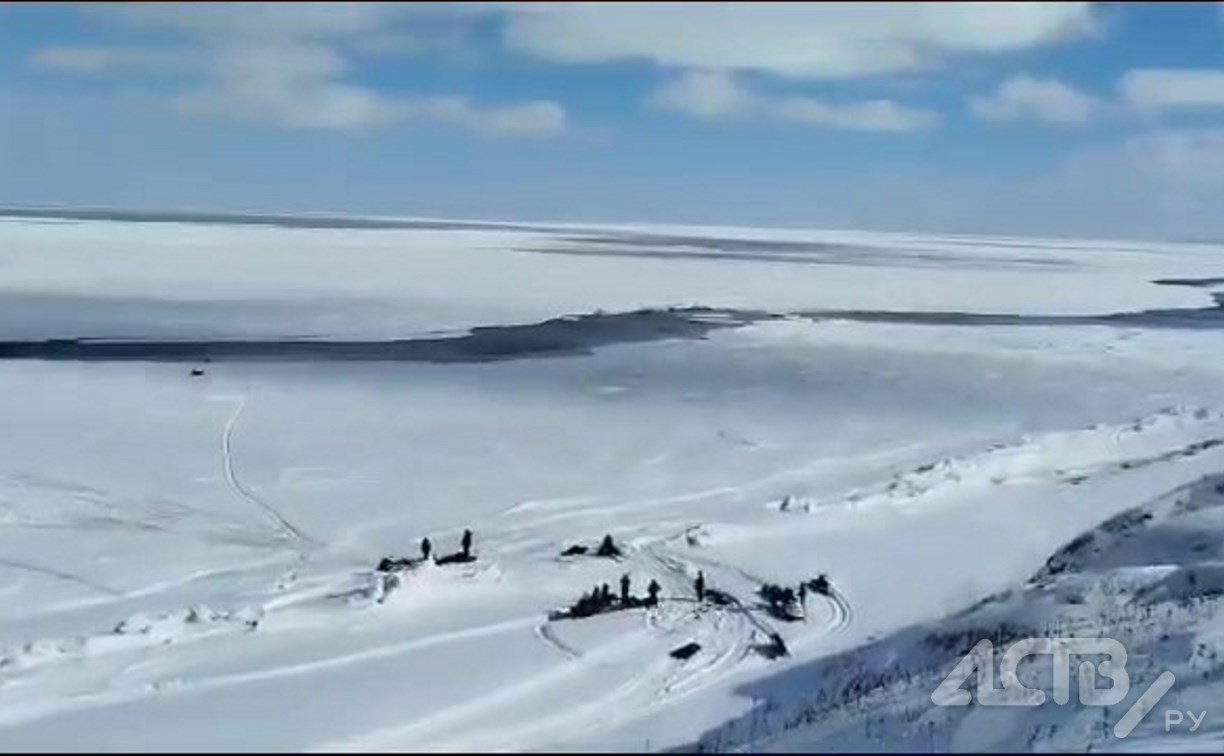 Несовершеннолетнюю девочку вместе с рыбаками спасли с оторвавшейся льдины у берегов Сахалина