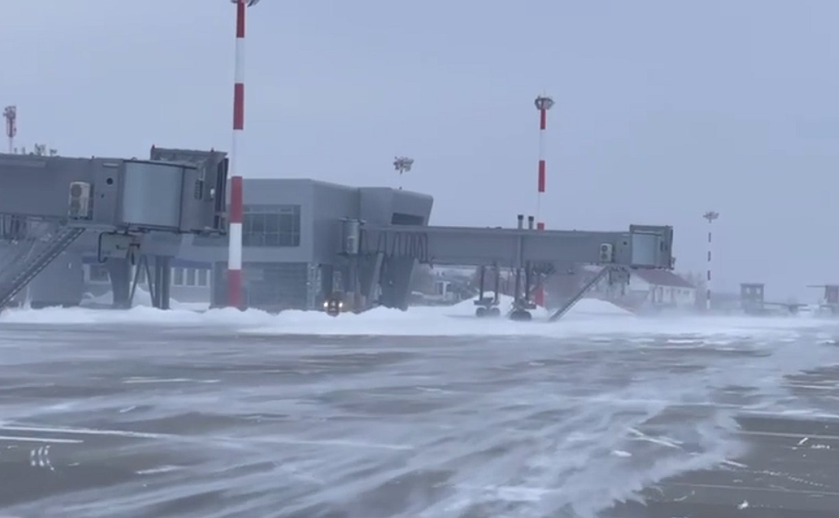 Аэропорт Южно-Сахалинска в метель собирается принять несколько самолётов