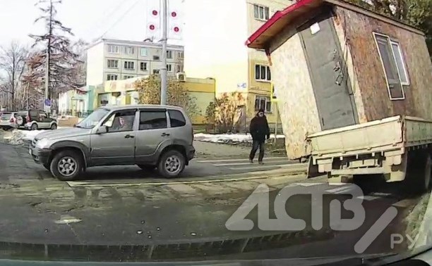 Появилось видео падения бытовки на внедорожник в Южно-Сахалинске