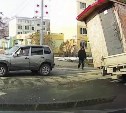 Появилось видео падения бытовки на внедорожник в Южно-Сахалинске