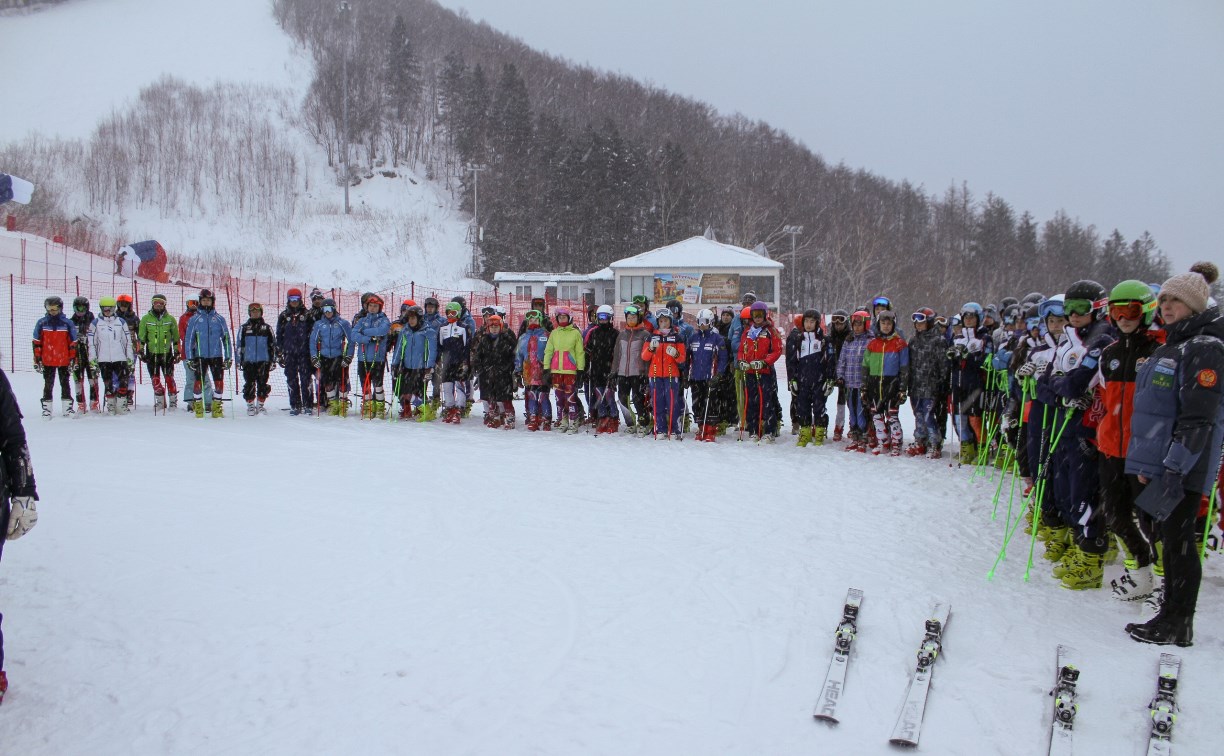 Больше 60 сильнейших горнолыжников Сахалина посоревновались на первенстве